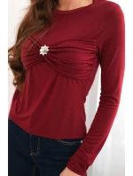 Dámska blúzka z viskózy s opaskom a brošňou bordová