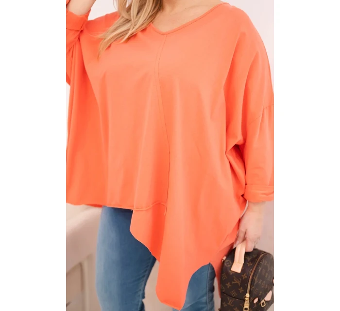 Dámska bavlnená blúzka s asymetrickým lemom a výstrihom do V v marhuľovej farbe Dámska bavlnená blúzka s asymetrickým lemom a výstrihom do V v marhuľovej farbe