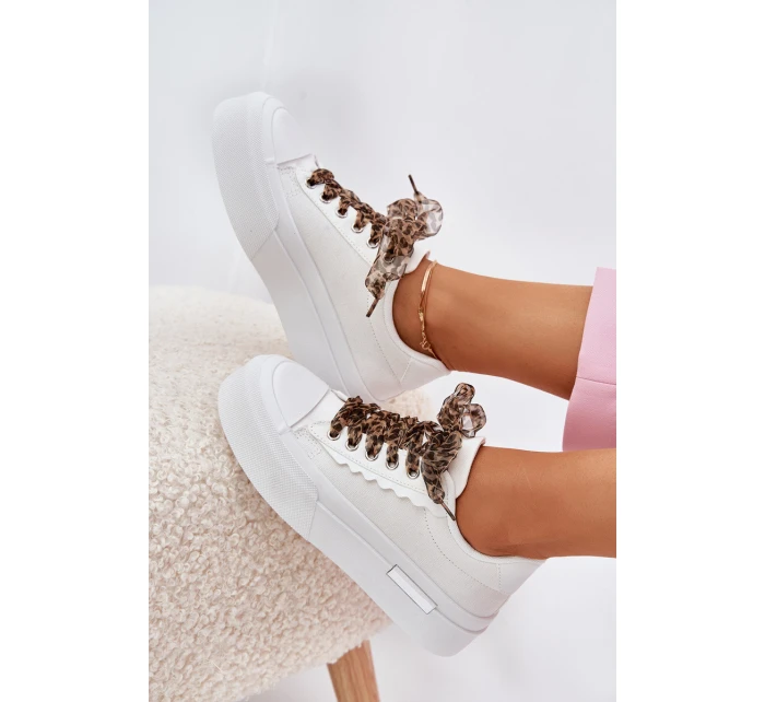 Dámské tenisky na masivní platformě s ozdobným šněrováním bílé model 21689278 - Boto Dámské tenisky na masivní platformě s ozdobným šněrováním bílé model 21689278 - Boto