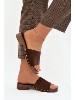 Dámské pantofle na nízkém podpatku se zlatými sponami čokoládové model 21919202 - Boto