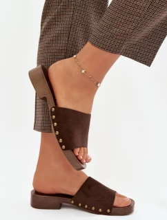 Dámské pantofle na nízkém podpatku se zlatými sponami čokoládové model 21919202 - Boto