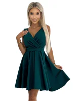 Dámské šaty v lahvově zelené barvě s delší zadní výstřihem a páskem model 18914370 - numoco Dámské šaty v lahvově zelené barvě s delší zadní výstřihem a páskem model 18914370 - numoco