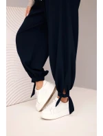 Dámske nohavice so širokými nohavicami a viazaním v spodnej časti modrej farby