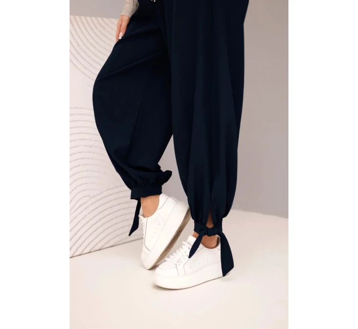 Dámske nohavice so širokými nohavicami a viazaním v spodnej časti modrej farby