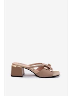 Kožené dámské sandály na podpatku s květinou Béžové Catva