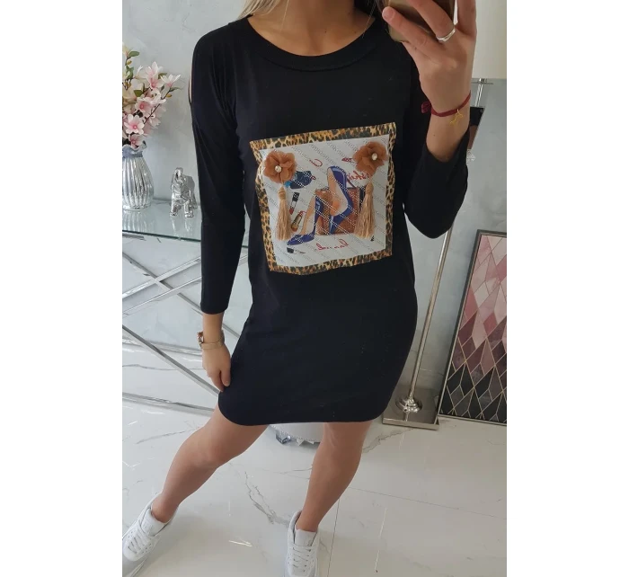 Šaty s 3D grafikou a ozdobnými volánky černé barvy