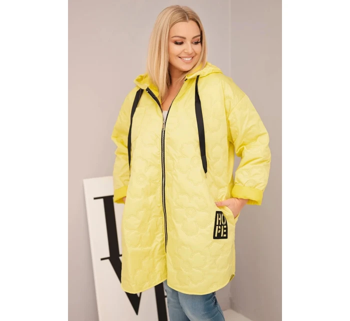 Dámská bunda Plus Size prošívaná s kapucí a nápisem model 21808667 žlutá - K-Fashion Dámská bunda Plus Size prošívaná s kapucí a nápisem model 21808667 žlutá - K-Fashion