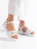 Moderné dámske sandále bielej farby na plochom podpätku