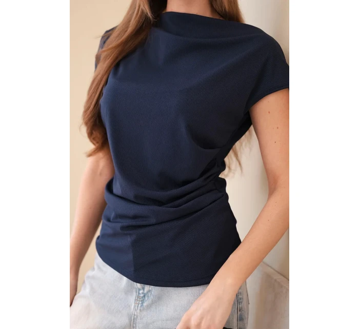 Dámska rebrovaná blúzka z viskózy s vodopádovým výstrihom a volánmi tmavomodrá