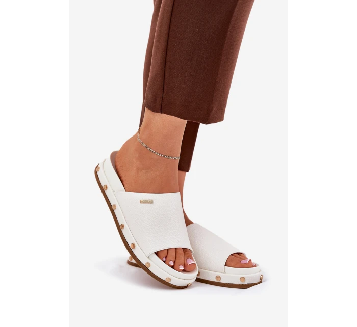 Klapki Damskie Na Platformie Z Ćwiekami Big Star RR274216 Białe Klapki Damskie Na Platformie Z Ćwiekami Big Star RR274216 Białe