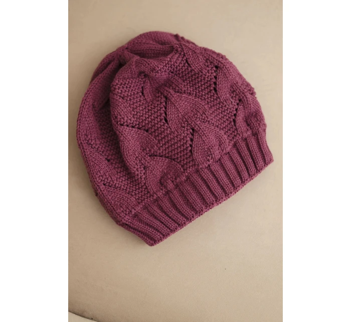 Dámska zimná čiapka s vlnou a štrukturálnou tkaninou K432 tmavo fialová