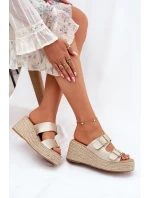 Dámské Pantofle Na Klínu S Pletením A Přezkami Zlaté model 21697344 - Boto Dámské Pantofle Na Klínu S Pletením A Přezkami Zlaté model 21697344 - Boto