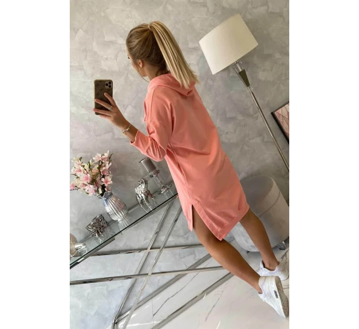 Šaty s kapucňou a dlhším chrbtom v marhuľovej farbe