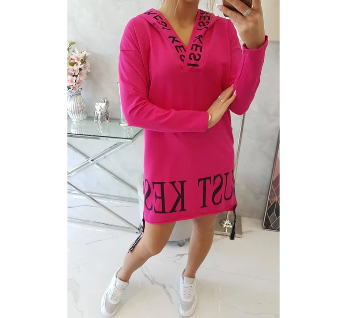 Šaty s kapucňou a potlačou fuchsiovej farby