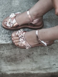 Detské sandále zdobené kvetmi a zapínaním na suchý zips, ružová fagossa