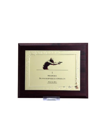 Plastový diplom s vygravírovaným kovovým štítkom