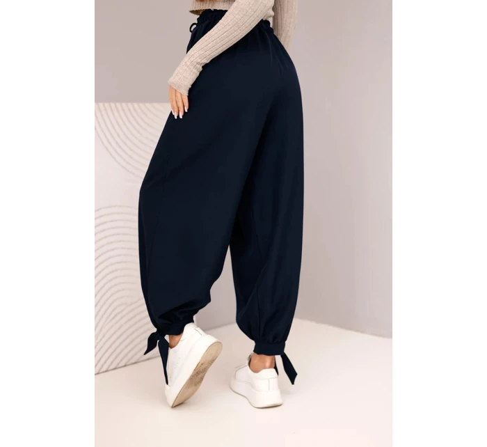 Dámske nohavice so širokými nohavicami a viazaním v spodnej časti modrej farby