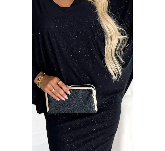 Černé dámské netopýří šaty s výstřihem a s brokátem model 18854389 - numoco Černé dámské netopýří šaty s výstřihem a s brokátem model 18854389 - numoco