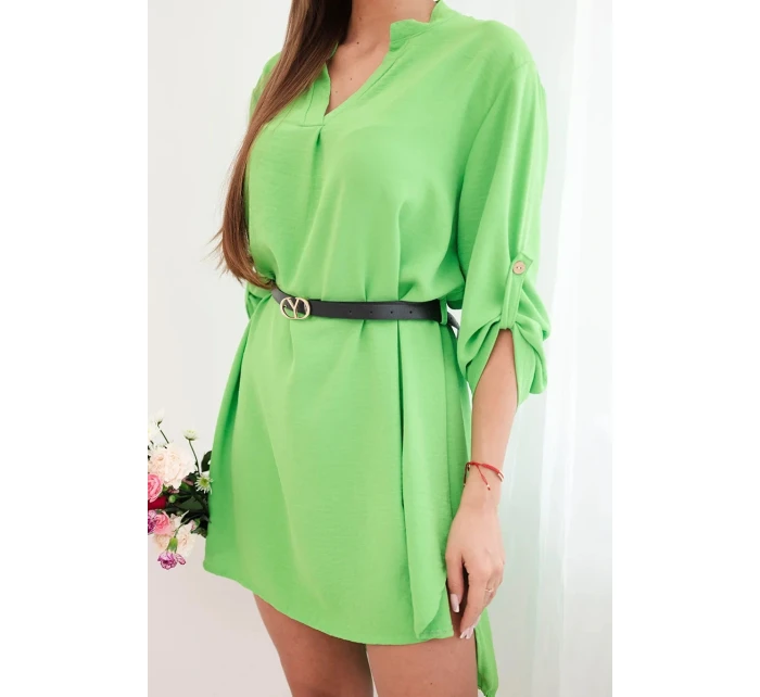 Šaty s delšími zády a páskem pistáciová