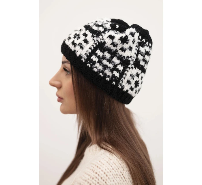 Dámska zimná čiapka s farebnou priadzou a hrubým okrajom K355 black+white