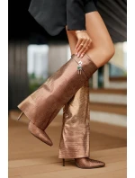 Ozdobené nazouvací kozačky na jehlovém podpatku s ohrnutým svrškem hnědé model 21677841 - Boto