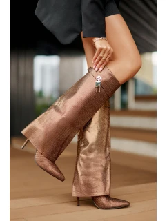 Ozdobené nazouvací kozačky na jehlovém podpatku s ohrnutým svrškem hnědé model 21677841 - Boto