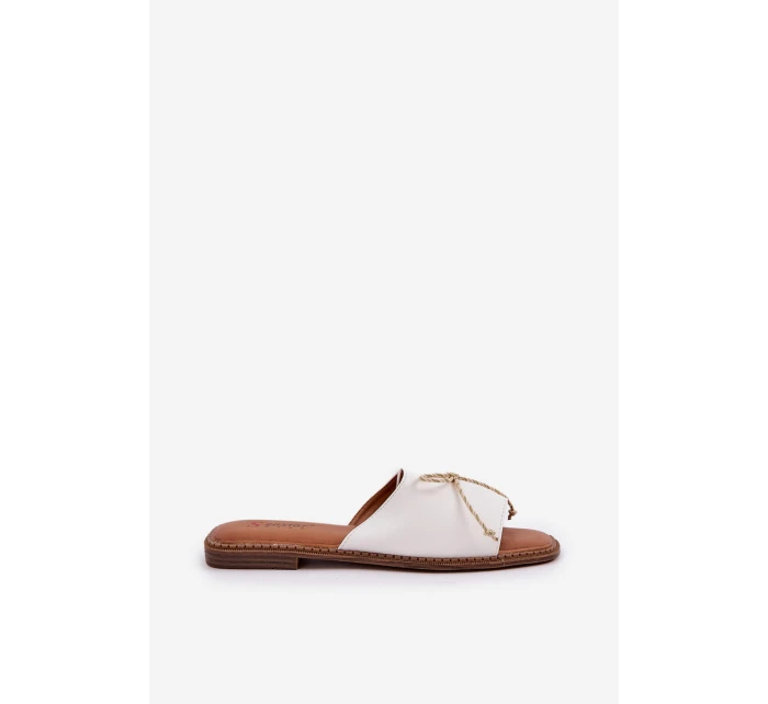 Klapki Na Płaskiej Podeszwie Z Ozdobną Kokardką Białe Deonelis