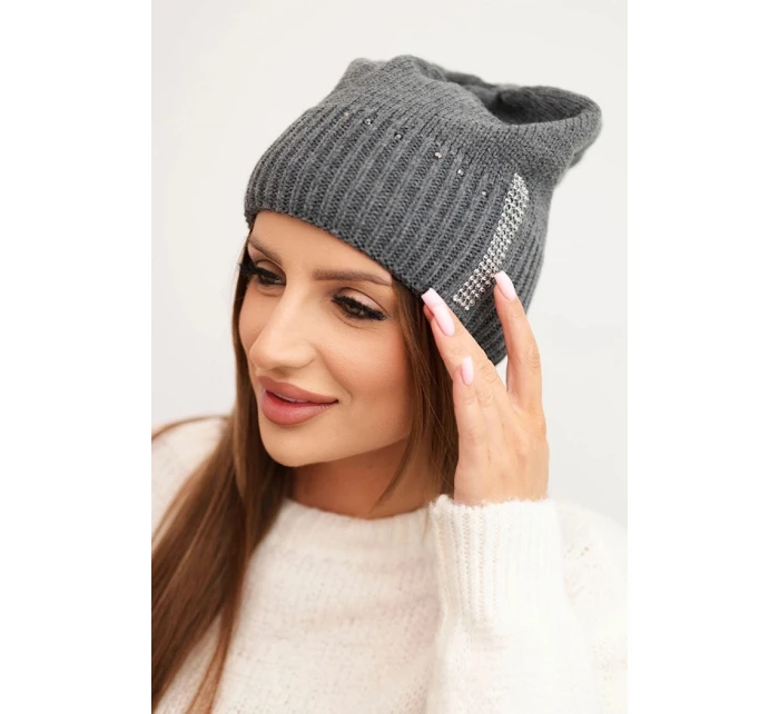 Dámská zimní čepice z vlny s krystaly model 21750400 grafitová - K-Fashion Dámská zimní čepice z vlny s krystaly model 21750400 grafitová - K-Fashion