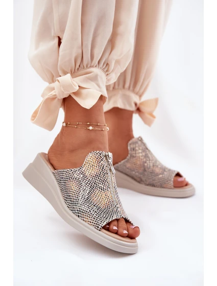 Klapki Damskie Na Koturnie Z Zamkiem Zwierzęcy Wzór Beżowe Irriva Klapki Damskie Na Koturnie Z Zamkiem Zwierzęcy Wzór Beżowe Irriva