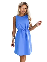 VICTORIA šaty bez rukávů s páskem – královská modř model 22307278 - numoco VICTORIA šaty bez rukávů s páskem – královská modř model 22307278 - numoco