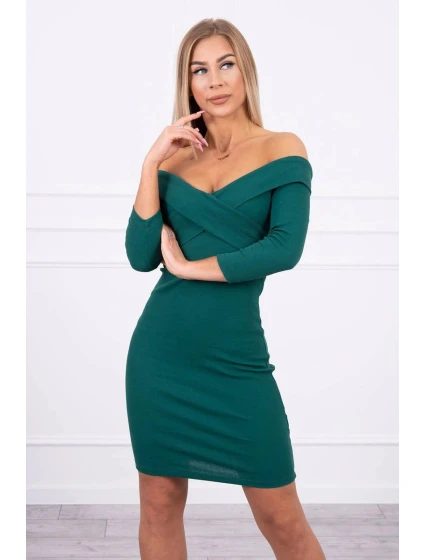 Priliehavé šaty s výstrihom do V v zelenej farbe