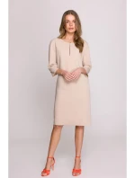 Šaty uvolněného střihu s výstřihem s  béžové model 20966085 - STYLOVE