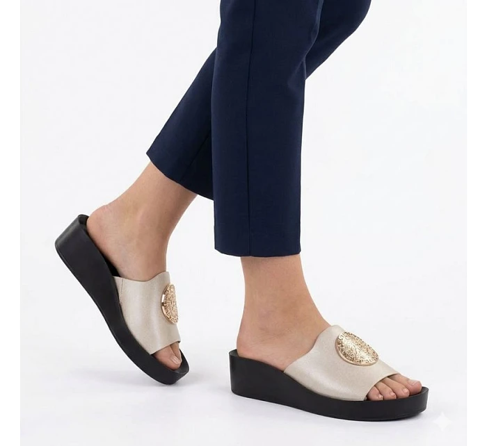 Dámské žabky na zlaté platformě model 22072433 - Potocki Dámské žabky na zlaté platformě model 22072433 - Potocki