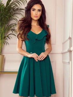 Dámské šaty v lahvově zelené barvě s volánky ve výstřihu model 8403194 - numoco
