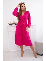 Šaty s viazaným plisovaným lemom fuchsiovej farby