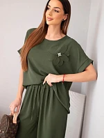 Dámsky viskózový komplet s ozdobným kvetom a širokými nohavicami tmavej khaki farby