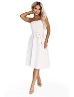 – elegantní midi šaty ve stylu bez ramínek s mašlí – světle béžové model 22393727 - numoco – elegantní midi šaty ve stylu bez ramínek s mašlí – světle béžové model 22393727 - numoco