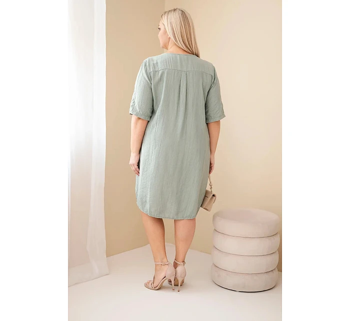 Dámske šaty z viskózy v nadmernej veľkosti s krátkymi rukávmi a výstrihom do V v khaki farbe