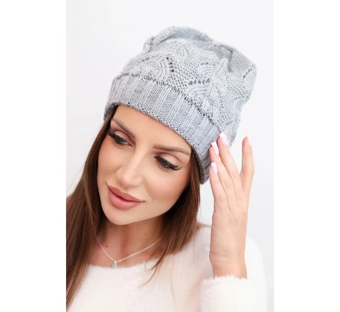 Dámská zimní pletená čepice s vzorem šedá model 21817805 - K-Fashion Dámská zimní pletená čepice s vzorem šedá model 21817805 - K-Fashion