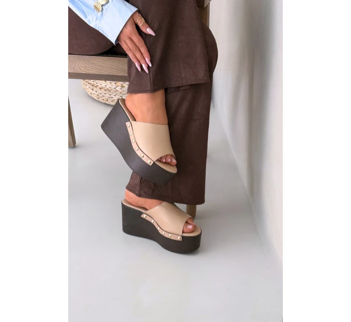 Dámské nazouváky na platformě s béžové model 21918817 - Boto