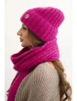 Dámská souprava čepice a dlouhý šál z měkké příze fuchsie Dámská souprava čepice a dlouhý šál z měkké příze fuchsie