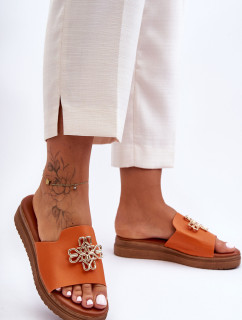 Dámske kožené sandále na platforme s oranžovou ozdobou Azera