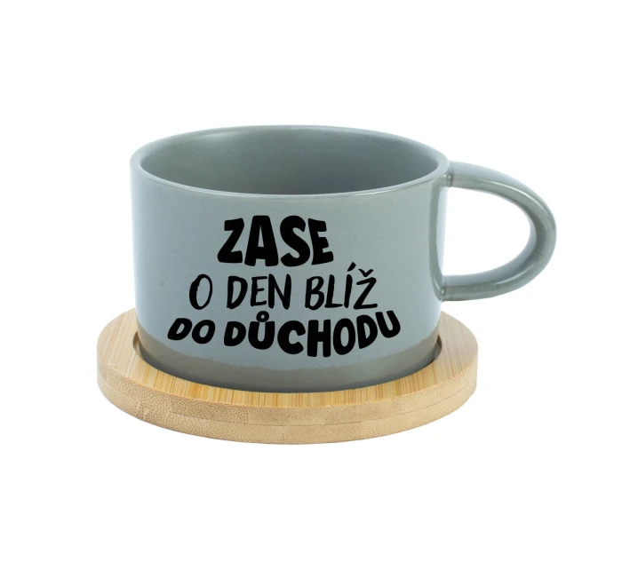 ZASE O DEN BLÍŽ DO DŮCHODU - šedý hrníček makronka 200 ml