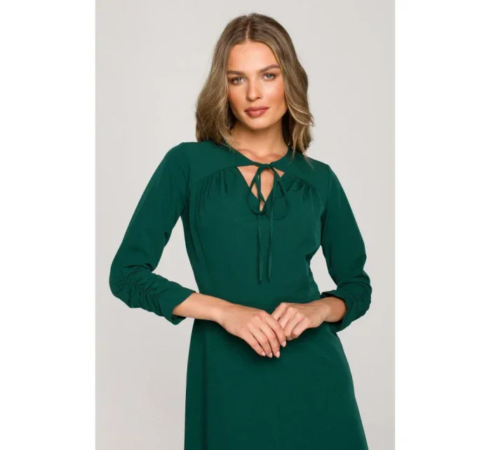 model 18004560 Přiléhavé šaty s vázaným výstřihem zelené - STYLOVE model 18004560 Přiléhavé šaty s vázaným výstřihem zelené - STYLOVE