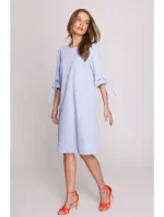 model 20966055 Šaty áčkového střihu se zavazovacími rukávy světle modré - STYLOVE model 20966055 Šaty áčkového střihu se zavazovacími rukávy světle modré - STYLOVE