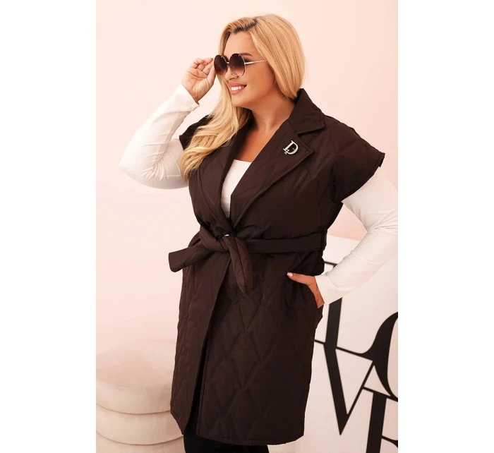 Dámská vesta Plus Size prošívaná s páskem a límcem hnědá