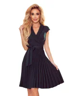 Dámské plisované šaty v lahvově zelené barvě s přeloženým obálkovým výstřihem model 17519739 - numoco Dámské plisované šaty v lahvově zelené barvě s přeloženým obálkovým výstřihem model 17519739 - numoco