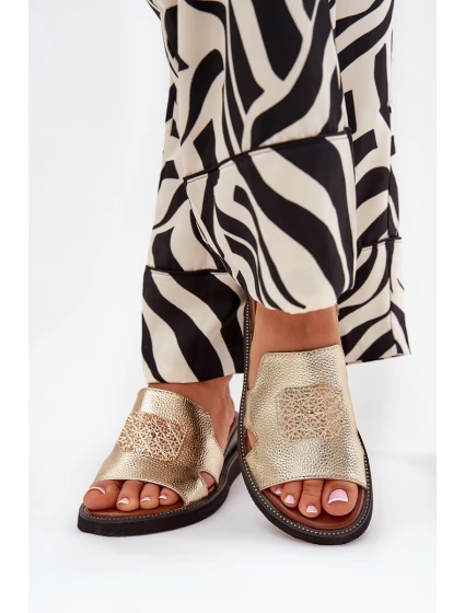 Klapki Damskie Na Koturnie Eko Skórzane Z Ozdobą Złote Sarela Klapki Damskie Na Koturnie Eko Skórzane Z Ozdobą Złote Sarela