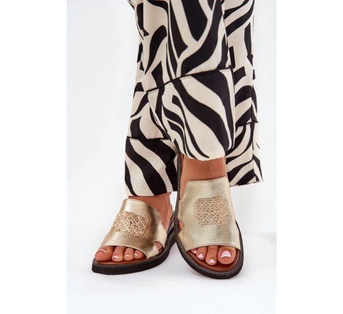 Klapki Damskie Na Koturnie Eko Skórzane Z Ozdobą Złote Sarela Klapki Damskie Na Koturnie Eko Skórzane Z Ozdobą Złote Sarela