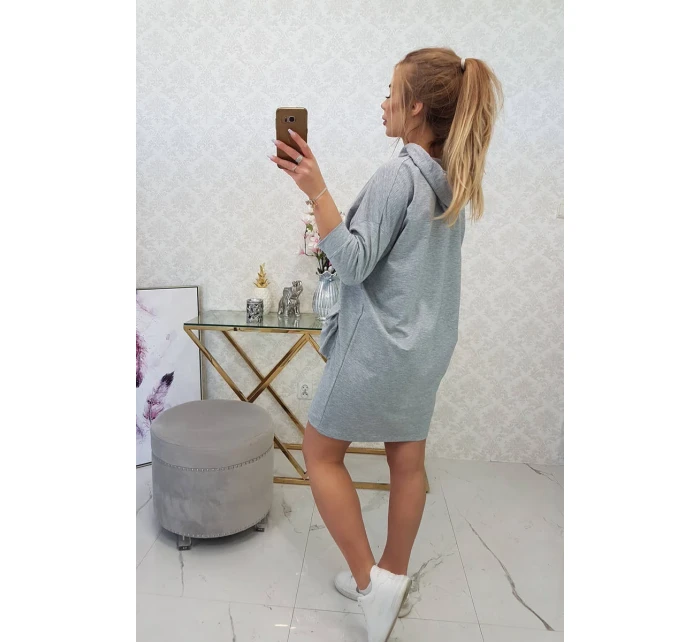 Šedé šaty s kapucí Šedé šaty s kapucí